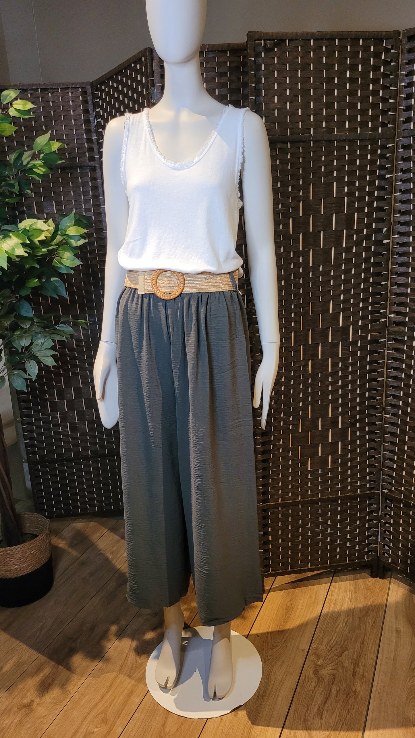 Pantalón fluido beige de tiro alto para mujer – Fresco y versátil