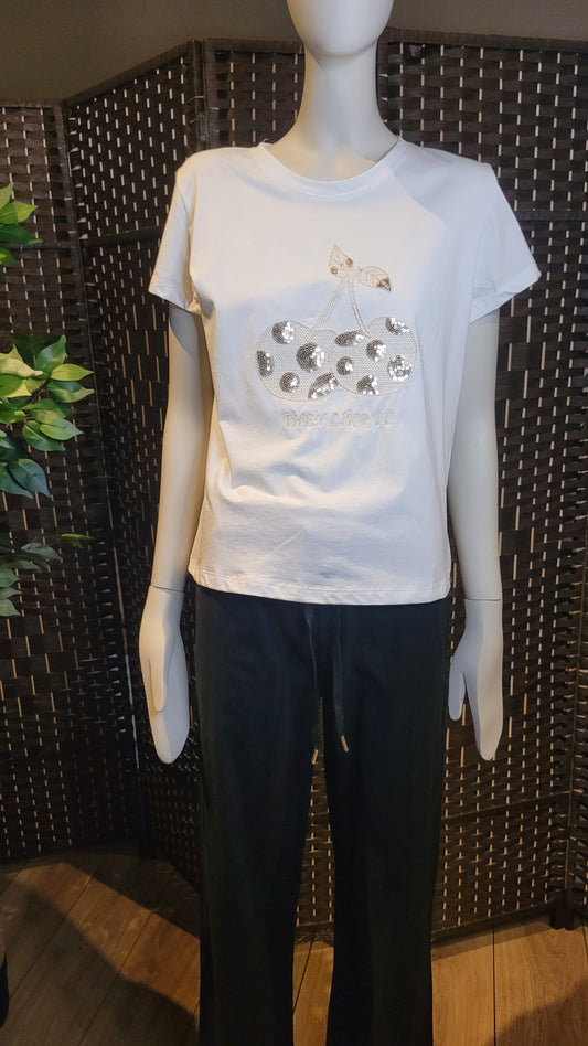 Camiseta Blanca Mujer con Estampado de Cereza Brillante – Estilo Casual y Chic