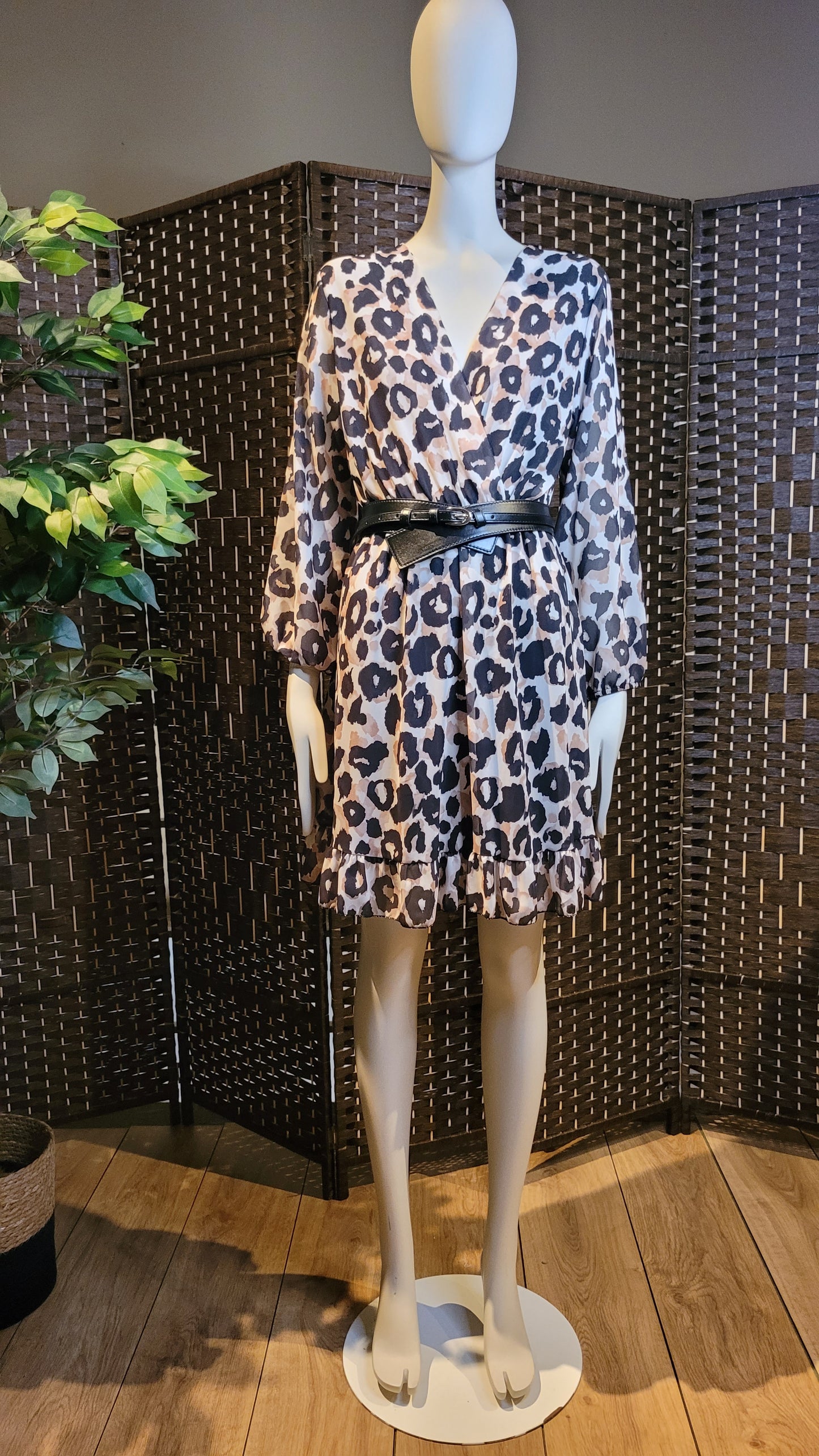 Vestido corto animal print con cinturón – Look salvaje para mujer