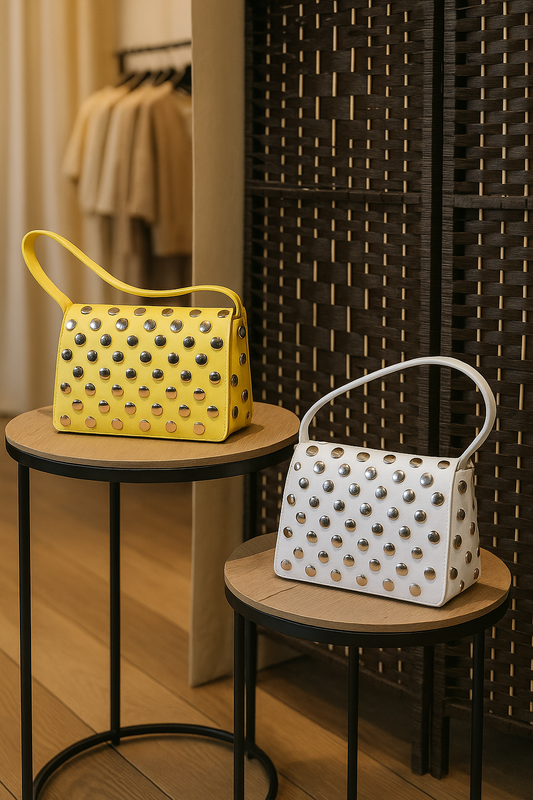Bolso de Piel con Tachuelas Metálicas – Estilo Rock Glam | Tus Prendas Arganda del Rey