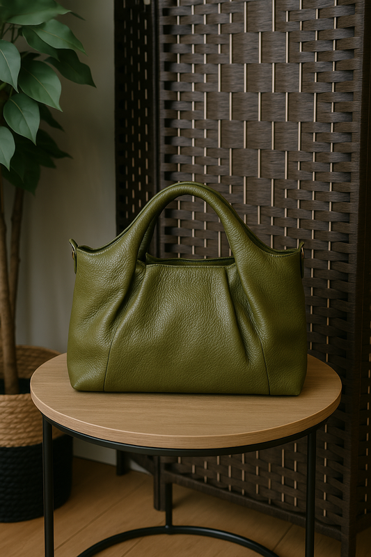 Bolso de mano verde oliva de polipiel con asas dobles, pliegues decorativos y correa larga extraíble para hombro – Tus Prendas Arganda del Rey.