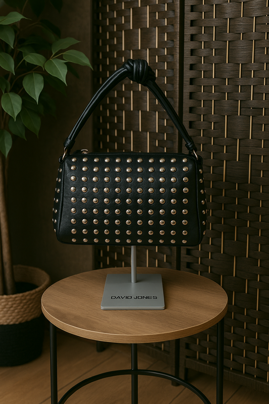 Bolso baguette negro de polipiel texturizada con tachuelas metálicas y asa trenzada – David Jones, Tus Prendas Arganda del Rey.

