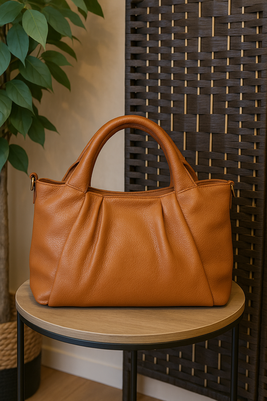 Bolso de mano marrón de polipiel con asas dobles, pliegues decorativos y correa larga extraíble para hombro – Tus Prendas Arganda del Rey.