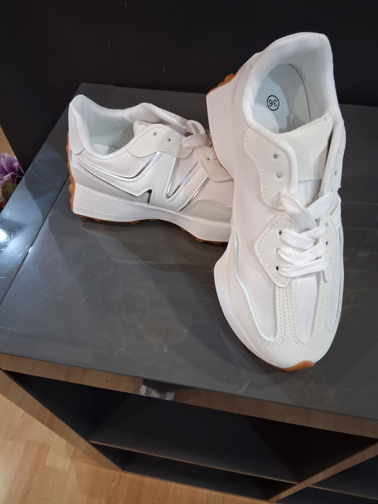 Zapatillas blancas con detalles en marrón para mujer