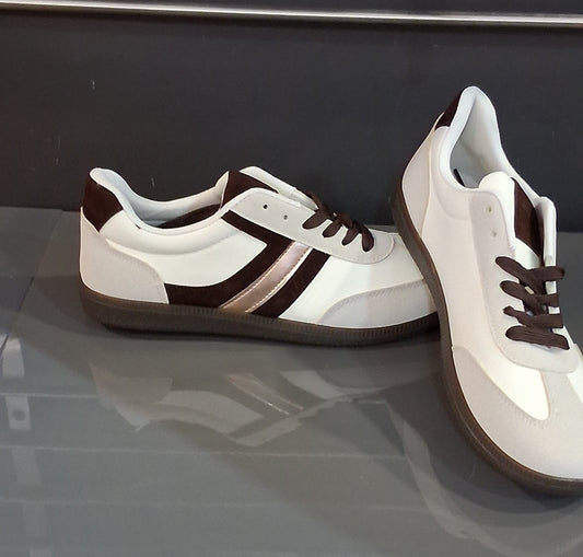 Zapatillas blancas con detalles en marrón estilo retro