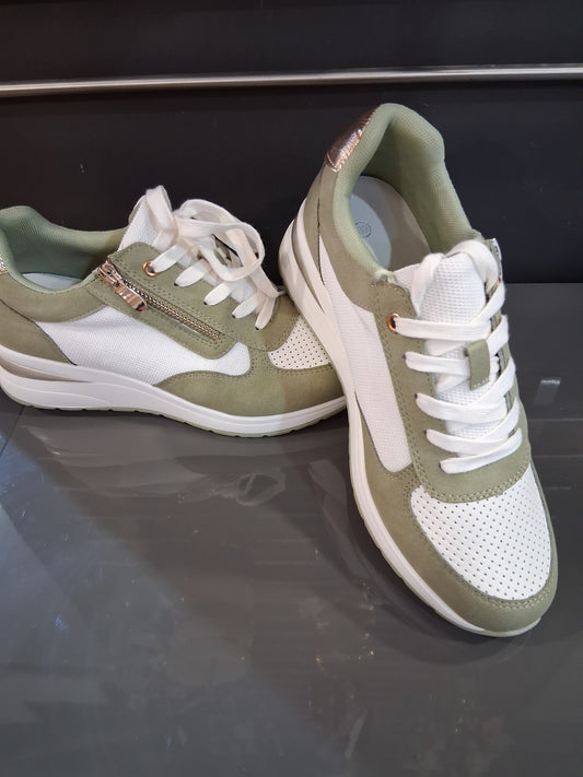 Zapatillas blancas y verdes con detalles dorados para mujer