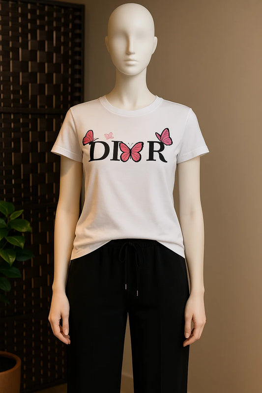Camiseta Blanca Mujer con Mariposas y Letras Brillantes – Estilo Dior | Tus Prendas Arganda