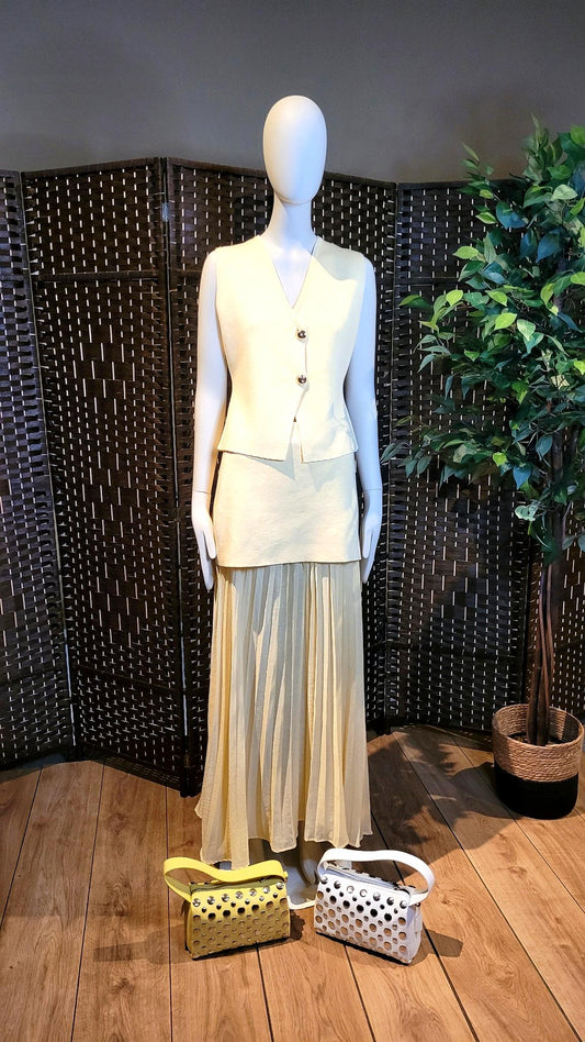 Conjunto de chaleco y falda plisada en tono vainilla para mujer – Elegancia fresca